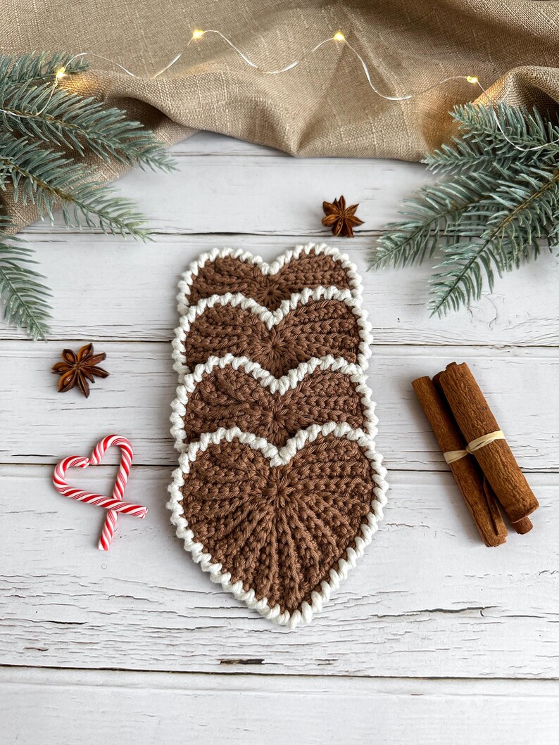 Frejdis heart coasters are beautiful, timeless, and the perfect handmade gift for someone you love. Crochet them in warm gingerbread tones for Christmas – or in soft pink and red for Valentine´s Day. A handmade detail that brings a touch of love to your table all year round! ♡ Tea, coffie, warm chocolate, christmas vibes, christmas gift ideas, gift for her, gift for him
Crochet heart mugrugs. The perfect and quick handmade valentine gift.  Heart, elegant, classic, simple design. Animo design
