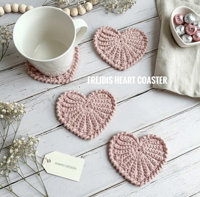 Frejdis heart coasters are beautiful, timeless, and the perfect handmade gift for someone you love. Crochet them in warm gingerbread tones for Christmas – or in soft pink and red for Valentine´s Day. A handmade detail that brings a touch of love to your table all year round! ♡ Tea, coffie, warm chocolate, christmas vibes, christmas gift ideas, gift for her, gift for him
Crochet heart mugrugs. The perfect and quick handmade valentine gift.  Heart, elegant, classic, simple design. Animo design