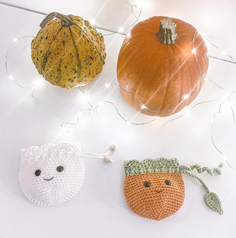 Crochet cute little gift bags for Halloween. Fill them with candy, money, a piece of jewelry or any other small gift for someone you want to surprise. Or why not make one for yourself? Halloween giftbags, trick-or-treat, handmade gift. Animo design
