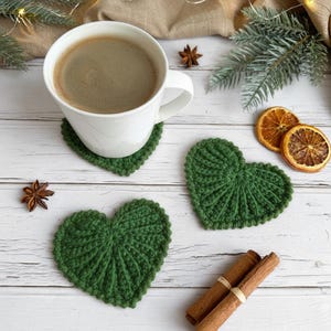 Frejdis heart coasters are beautiful, timeless, and the perfect handmade gift for someone you love. Crochet them in warm gingerbread tones for Christmas – or in soft pink and red for Valentine´s Day. A handmade detail that brings a touch of love to your table all year round! ♡ Tea, coffie, warm chocolate, christmas vibes, christmas gift ideas, gift for her, gift for him
Crochet heart mugrugs. The perfect and quick handmade valentine gift.  Heart, elegant, classic, simple design. Animo design