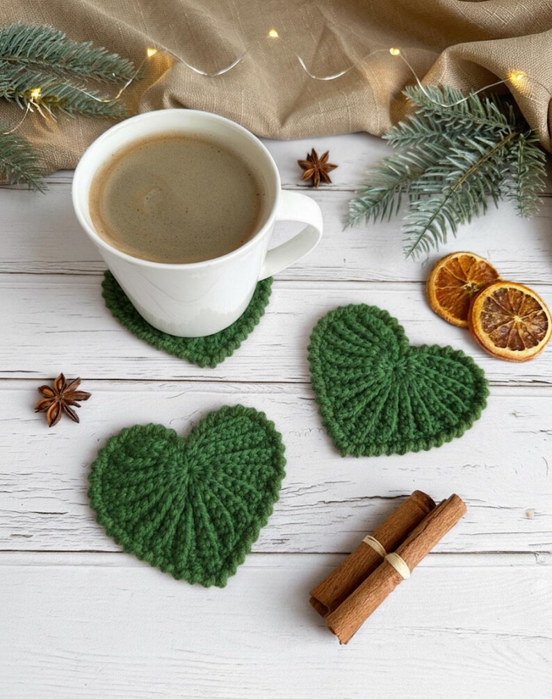 Frejdis heart coasters are beautiful, timeless, and the perfect handmade gift for someone you love. Crochet them in warm gingerbread tones for Christmas – or in soft pink and red for Valentine´s Day. A handmade detail that brings a touch of love to your table all year round! ♡ Tea, coffie, warm chocolate, christmas vibes, christmas gift ideas, gift for her, gift for him
Crochet heart mugrugs. The perfect and quick handmade valentine gift.  Heart, elegant, classic, simple design. Animo design