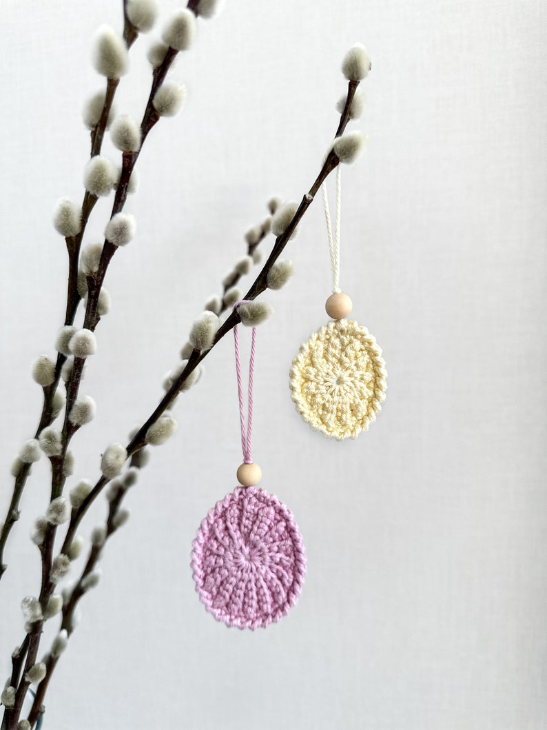 Crochet beautiful egg decorations in two sizes! Use them to decorate your Easter tree, Easter eggs, Easter table settings, windows, or why not hang them on a bottle? Crochet eggs, Ester decor, virkade påskägg, påskris. Animo design