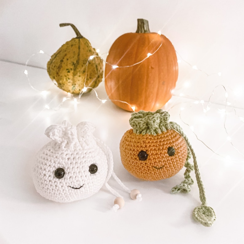 Crochet cute little gift bags for Halloween. Fill them with candy, money, a piece of jewelry or any other small gift for someone you want to surprise. Or why not make one for yourself? Halloween giftbags, trick-or-treat, handmade gift. Animo design