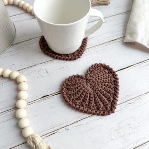 Frejdis heart coasters are beautiful, timeless, and the perfect handmade gift for someone you love. Crochet them in warm gingerbread tones for Christmas – or in soft pink and red for Valentine´s Day. A handmade detail that brings a touch of love to your table all year round! ♡ Tea, coffie, warm chocolate, christmas vibes, christmas gift ideas, gift for her, gift for him
Crochet heart mugrugs. The perfect and quick handmade valentine gift.  Heart, elegant, classic, simple design. Animo design