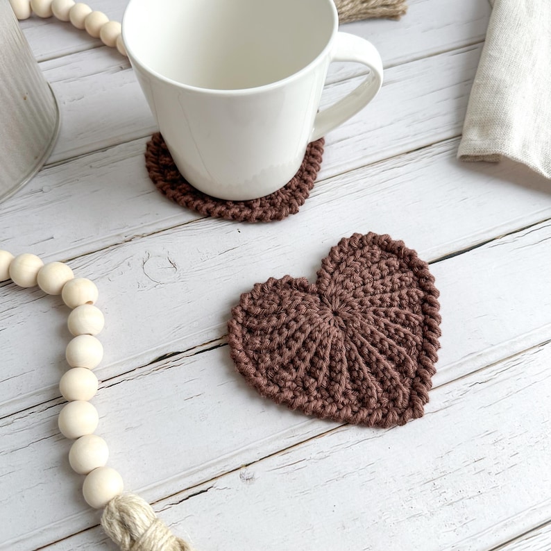 Frejdis heart coasters are beautiful, timeless, and the perfect handmade gift for someone you love. Crochet them in warm gingerbread tones for Christmas – or in soft pink and red for Valentine´s Day. A handmade detail that brings a touch of love to your table all year round! ♡ Tea, coffie, warm chocolate, christmas vibes, christmas gift ideas, gift for her, gift for him
Crochet heart mugrugs. The perfect and quick handmade valentine gift.  Heart, elegant, classic, simple design. Animo design