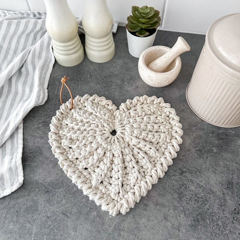 Crochet hearts. Use a bigger crochet hook and macramé rope and make pot holders instead. The perfect and quick handmade valentine gift.  Heart, elegant, classic, kitchen crochet, crochet interior, heart trivet, simple design. Love. Animo design