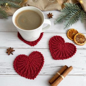 Frejdis heart coasters are beautiful, timeless, and the perfect handmade gift for someone you love. Crochet them in warm gingerbread tones for Christmas – or in soft pink and red for Valentine´s Day. A handmade detail that brings a touch of love to your table all year round! ♡ Tea, coffie, warm chocolate, christmas vibes, christmas gift ideas, gift for her, gift for him
Crochet heart mugrugs. The perfect and quick handmade valentine gift.  Heart, elegant, classic, simple design. Animo design
