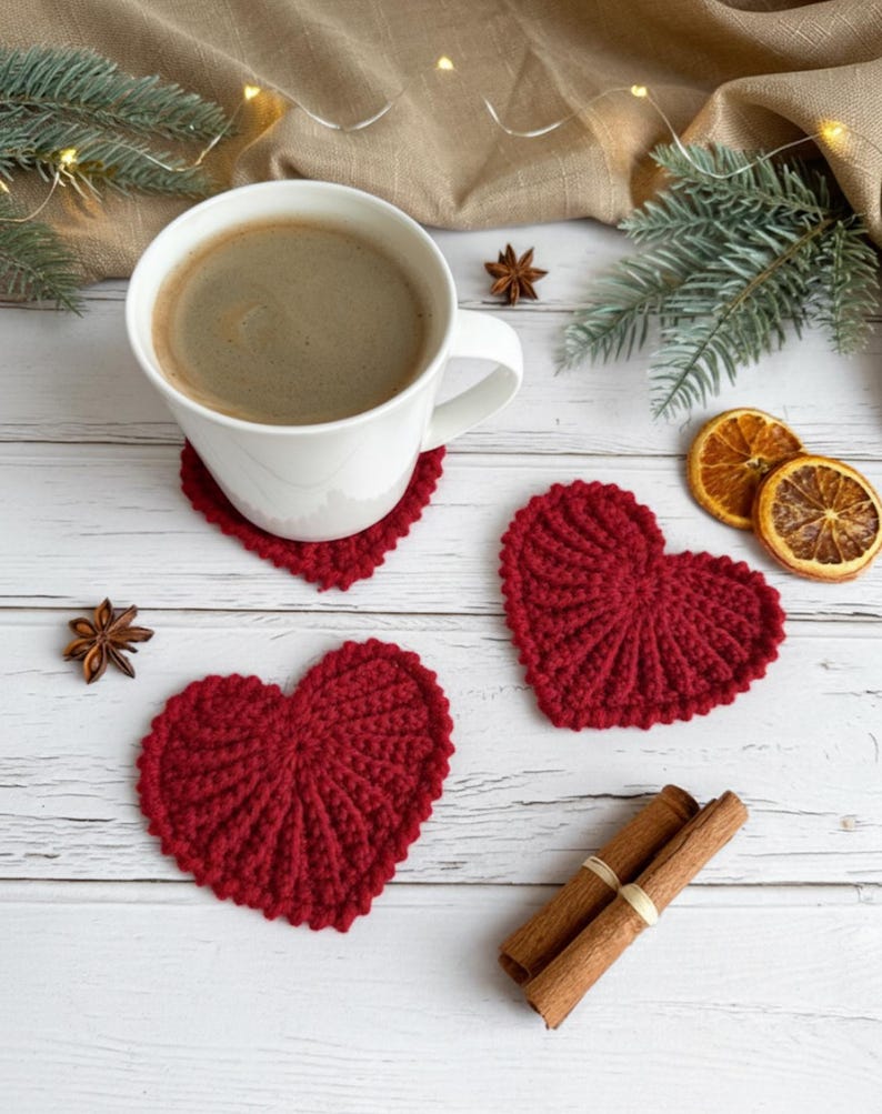 Frejdis heart coasters are beautiful, timeless, and the perfect handmade gift for someone you love. Crochet them in warm gingerbread tones for Christmas – or in soft pink and red for Valentine´s Day. A handmade detail that brings a touch of love to your table all year round! ♡ Tea, coffie, warm chocolate, christmas vibes, christmas gift ideas, gift for her, gift for him
Crochet heart mugrugs. The perfect and quick handmade valentine gift.  Heart, elegant, classic, simple design. Animo design