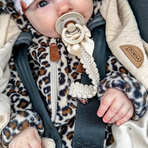Crochet pacifier clip Vera, pacifier holder, virkad napphållare/nappband, dummy clip, o-ring, binky holder, baby. Perfect handmade gift for new parents. Babyshower gift. Quick easy crochet pattern. Fast crochet project. Romantic, bibs. Animo design
