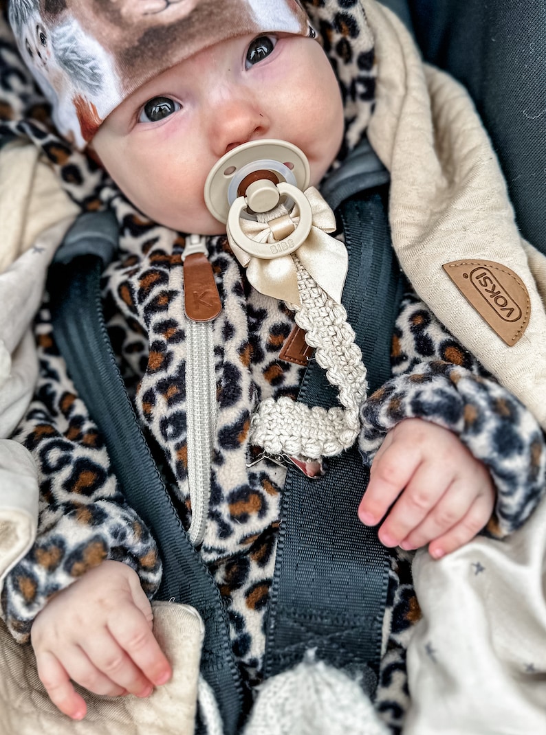 Crochet pacifier clip Vera, pacifier holder, virkad napphållare/nappband, dummy clip, o-ring, binky holder, baby. Perfect handmade gift for new parents. Babyshower gift. Quick easy crochet pattern. Fast crochet project. Romantic, bibs. Animo design