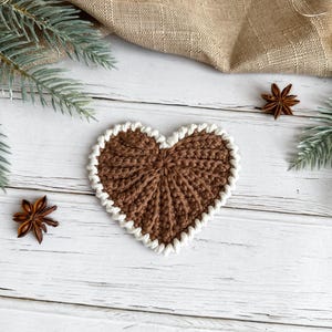 Frejdis heart coasters are beautiful, timeless, and the perfect handmade gift for someone you love. Crochet them in warm gingerbread tones for Christmas – or in soft pink and red for Valentine´s Day. A handmade detail that brings a touch of love to your table all year round! ♡ Tea, coffie, warm chocolate, christmas vibes, christmas gift ideas, gift for her, gift for him
Crochet heart mugrugs. The perfect and quick handmade valentine gift.  Heart, elegant, classic, simple design. Animo design