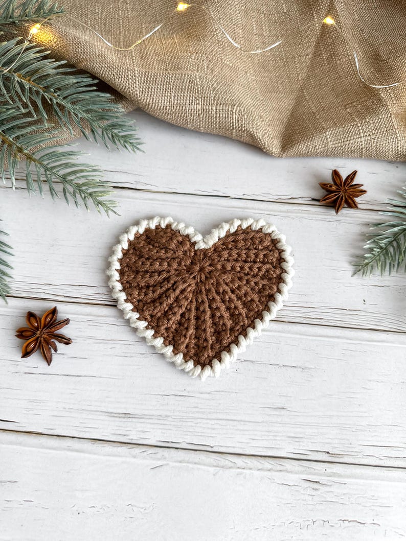 Frejdis heart coasters are beautiful, timeless, and the perfect handmade gift for someone you love. Crochet them in warm gingerbread tones for Christmas – or in soft pink and red for Valentine´s Day. A handmade detail that brings a touch of love to your table all year round! ♡ Tea, coffie, warm chocolate, christmas vibes, christmas gift ideas, gift for her, gift for him
Crochet heart mugrugs. The perfect and quick handmade valentine gift.  Heart, elegant, classic, simple design. Animo design