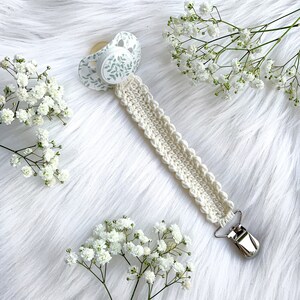 Crochet pacifier clip Vera, pacifier holder, virkad napphållare/nappband, dummy clip, o-ring, binky holder, baby. Perfect handmade gift for new parents. Babyshower gift. Quick easy crochet pattern. Fast crochet project. Romantic, bibs. Animo design