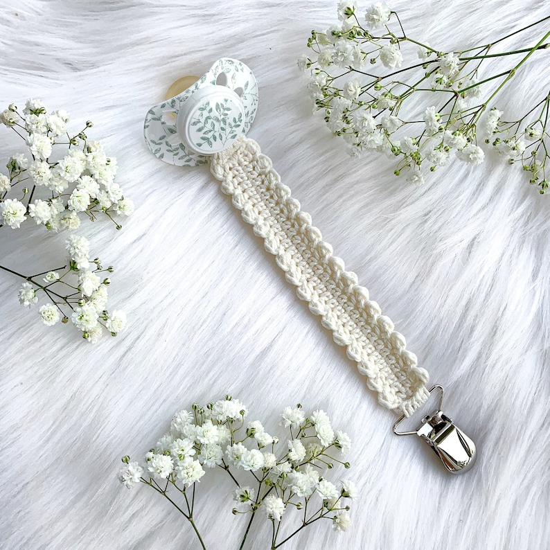 Crochet pacifier clip Vera, pacifier holder, virkad napphållare/nappband, dummy clip, o-ring, binky holder, baby. Perfect handmade gift for new parents. Babyshower gift. Quick easy crochet pattern. Fast crochet project. Romantic, bibs. Animo design