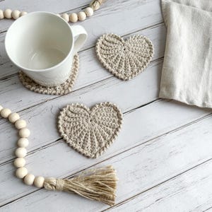 Frejdis heart coasters are beautiful, timeless, and the perfect handmade gift for someone you love. Crochet them in warm gingerbread tones for Christmas – or in soft pink and red for Valentine´s Day. A handmade detail that brings a touch of love to your table all year round! ♡ Tea, coffie, warm chocolate, christmas vibes, christmas gift ideas, gift for her, gift for him
Crochet heart mugrugs. The perfect and quick handmade valentine gift.  Heart, elegant, classic, simple design. Animo design
