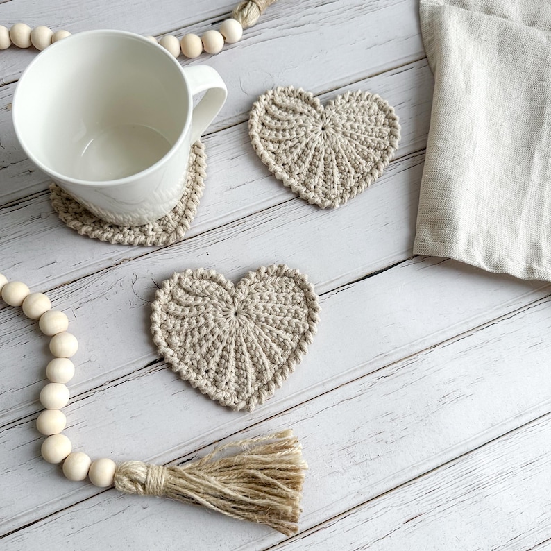 Frejdis heart coasters are beautiful, timeless, and the perfect handmade gift for someone you love. Crochet them in warm gingerbread tones for Christmas – or in soft pink and red for Valentine´s Day. A handmade detail that brings a touch of love to your table all year round! ♡ Tea, coffie, warm chocolate, christmas vibes, christmas gift ideas, gift for her, gift for him
Crochet heart mugrugs. The perfect and quick handmade valentine gift.  Heart, elegant, classic, simple design. Animo design