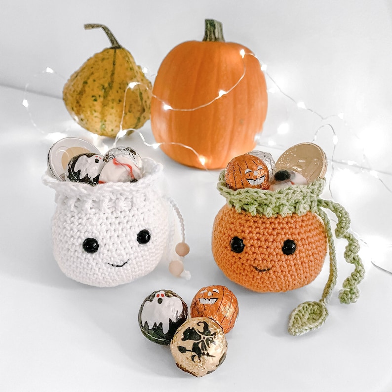 Crochet cute little gift bags for Halloween. Fill them with candy, money, a piece of jewelry or any other small gift for someone you want to surprise. Or why not make one for yourself? Halloween giftbags, trick-or-treat, handmade gift. Animo design