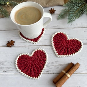 Frejdis heart coasters are beautiful, timeless, and the perfect handmade gift for someone you love. Crochet them in warm gingerbread tones for Christmas – or in soft pink and red for Valentine´s Day. A handmade detail that brings a touch of love to your table all year round! ♡ Tea, coffie, warm chocolate, christmas vibes, christmas gift ideas, gift for her, gift for him
Crochet heart mugrugs. The perfect and quick handmade valentine gift.  Heart, elegant, classic, simple design. Animo design