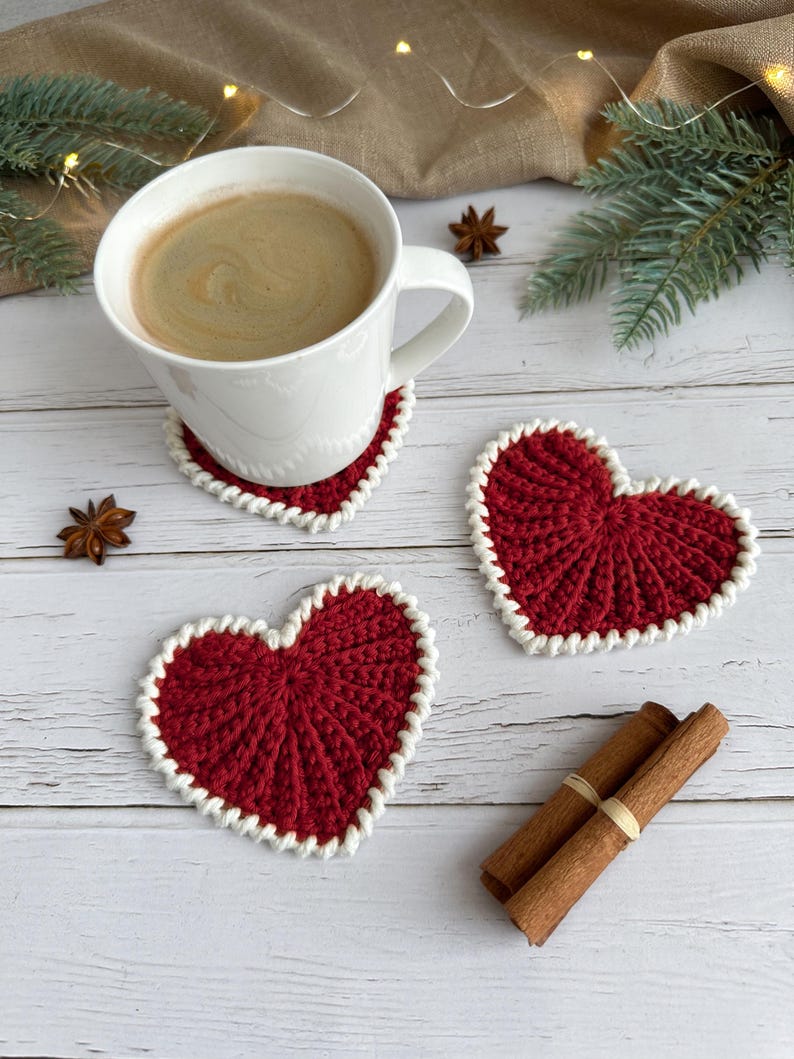 Frejdis heart coasters are beautiful, timeless, and the perfect handmade gift for someone you love. Crochet them in warm gingerbread tones for Christmas – or in soft pink and red for Valentine´s Day. A handmade detail that brings a touch of love to your table all year round! ♡ Tea, coffie, warm chocolate, christmas vibes, christmas gift ideas, gift for her, gift for him
Crochet heart mugrugs. The perfect and quick handmade valentine gift.  Heart, elegant, classic, simple design. Animo design