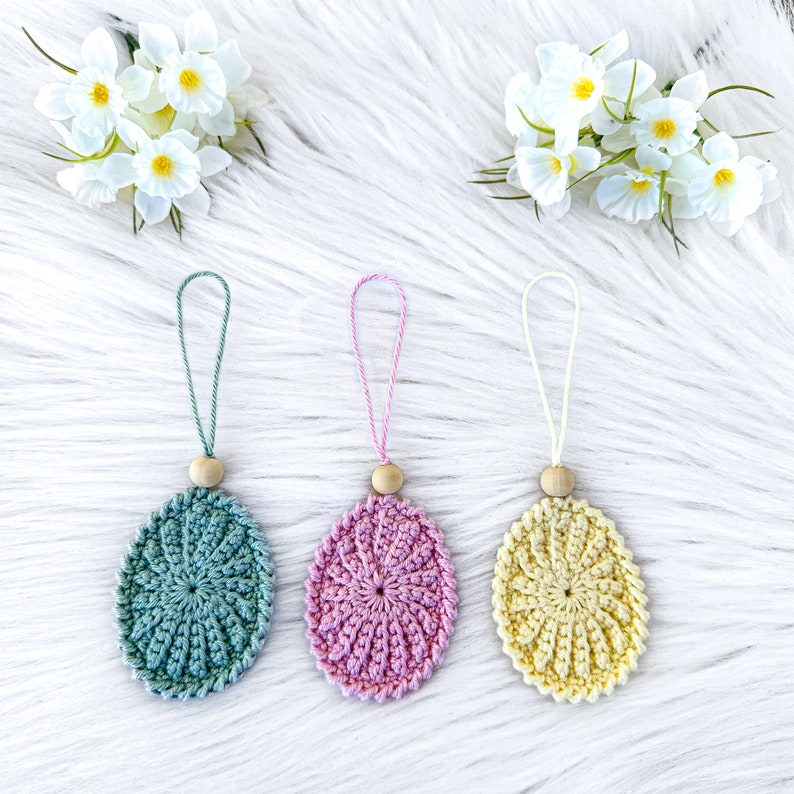 Crochet beautiful egg decorations in two sizes! Use them to decorate your Easter tree, Easter eggs, Easter table settings, windows, or why not hang them on a bottle? Crochet eggs, Ester decor, virkade påskägg, påskris. Animo design