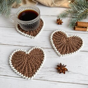 Frejdis heart coasters are beautiful, timeless, and the perfect handmade gift for someone you love. Crochet them in warm gingerbread tones for Christmas – or in soft pink and red for Valentine´s Day. A handmade detail that brings a touch of love to your table all year round! ♡ Tea, coffie, warm chocolate, christmas vibes, christmas gift ideas, gift for her, gift for him
Crochet heart mugrugs. The perfect and quick handmade valentine gift.  Heart, elegant, classic, simple design. Animo design