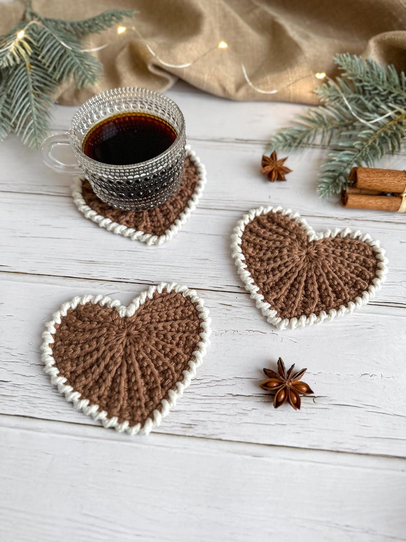 Frejdis heart coasters are beautiful, timeless, and the perfect handmade gift for someone you love. Crochet them in warm gingerbread tones for Christmas – or in soft pink and red for Valentine´s Day. A handmade detail that brings a touch of love to your table all year round! ♡ Tea, coffie, warm chocolate, christmas vibes, christmas gift ideas, gift for her, gift for him
Crochet heart mugrugs. The perfect and quick handmade valentine gift.  Heart, elegant, classic, simple design. Animo design