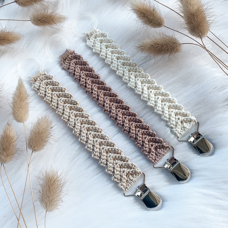 Crochet pacifier clip Freja, pacifier holder, virkad napphållare/nappband, dummy clip, o-ring, binky holder. Perfect handmade gift for new parents. Babyshower gift. Quick easy crochet pattern. Fast crochet project. Herringbone pattern. Animo design