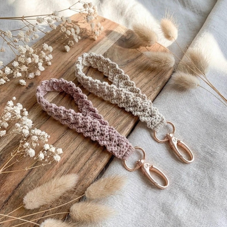 PATTERN: Crochet keychain "Freja" 3-in-1, wristlet, lanyard, tassel, virkade nyckelband, easy teacher gift, English (US-terms) and Swedish image 4