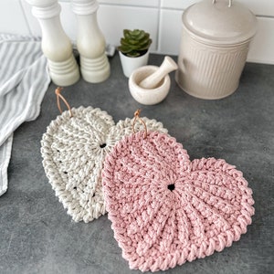 Crochet hearts. Use a bigger crochet hook and macramé rope and make pot holders instead. The perfect and quick handmade valentine gift.  Heart, elegant, classic, kitchen crochet, crochet interior, heart trivet, simple design. Love. Animo design