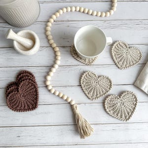 Frejdis heart coasters are beautiful, timeless, and the perfect handmade gift for someone you love. Crochet them in warm gingerbread tones for Christmas – or in soft pink and red for Valentine´s Day. A handmade detail that brings a touch of love to your table all year round! ♡ Tea, coffie, warm chocolate, christmas vibes, christmas gift ideas, gift for her, gift for him
Crochet heart mugrugs. The perfect and quick handmade valentine gift.  Heart, elegant, classic, simple design. Animo design