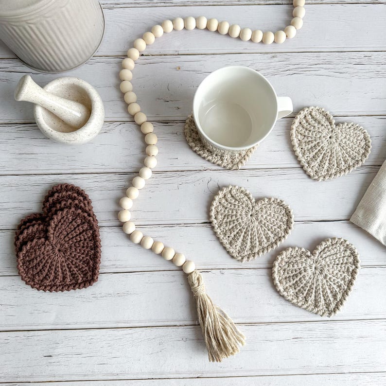 Frejdis heart coasters are beautiful, timeless, and the perfect handmade gift for someone you love. Crochet them in warm gingerbread tones for Christmas – or in soft pink and red for Valentine´s Day. A handmade detail that brings a touch of love to your table all year round! ♡ Tea, coffie, warm chocolate, christmas vibes, christmas gift ideas, gift for her, gift for him
Crochet heart mugrugs. The perfect and quick handmade valentine gift.  Heart, elegant, classic, simple design. Animo design