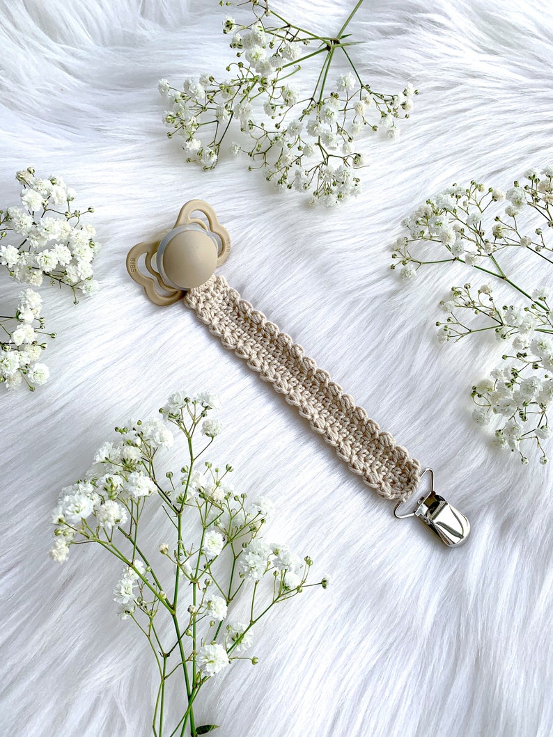 Crochet pacifier clip Vera, pacifier holder, virkad napphållare/nappband, dummy clip, o-ring, binky holder, baby. Perfect handmade gift for new parents. Babyshower gift. Quick easy crochet pattern. Fast crochet project. Romantic, bibs. Animo design