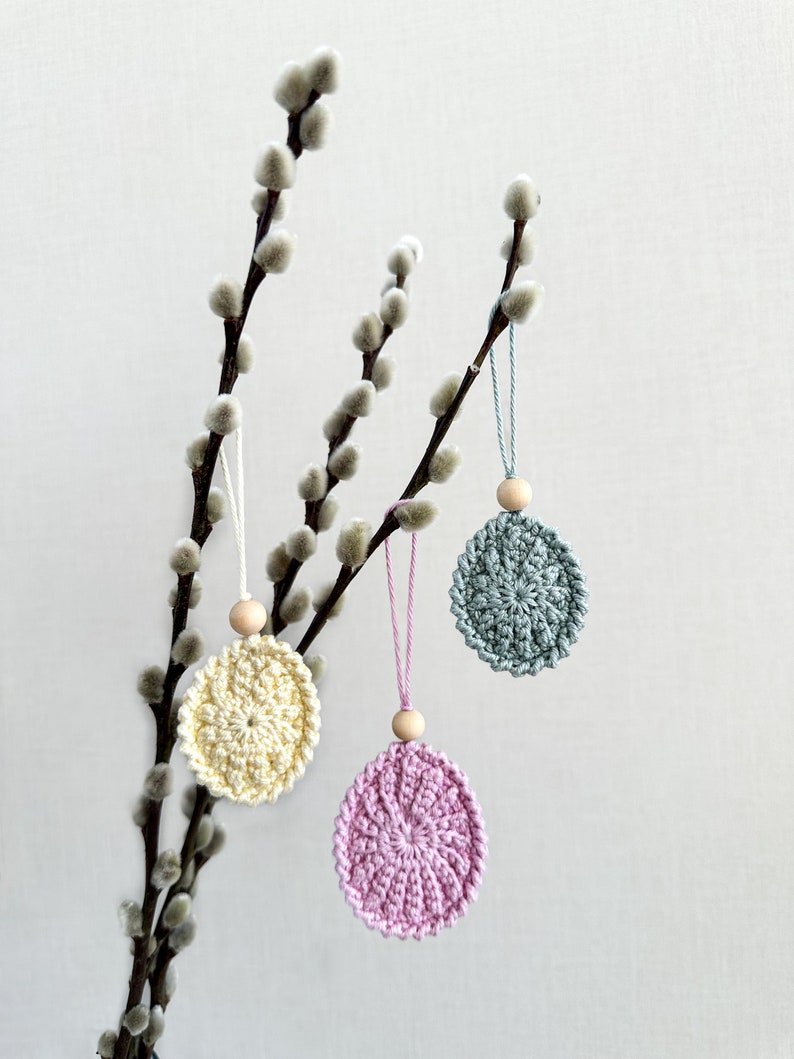 Crochet beautiful egg decorations in two sizes! Use them to decorate your Easter tree, Easter eggs, Easter table settings, windows, or why not hang them on a bottle? Crochet eggs, Ester decor, virkade påskägg, påskris. Animo design