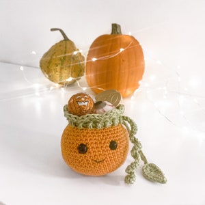 Crochet cute little gift bags for Halloween. Fill them with candy, money, a piece of jewelry or any other small gift for someone you want to surprise. Or why not make one for yourself? Halloween giftbags, trick-or-treat, handmade gift. Animo design