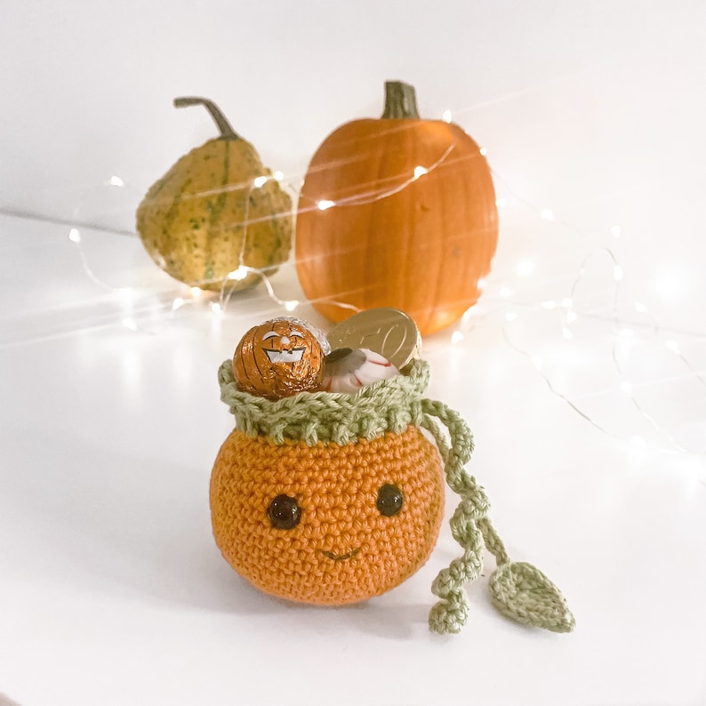 Crochet cute little gift bags for Halloween. Fill them with candy, money, a piece of jewelry or any other small gift for someone you want to surprise. Or why not make one for yourself? Halloween giftbags, trick-or-treat, handmade gift. Animo design
