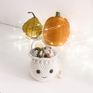 Crochet cute little gift bags for Halloween. Fill them with candy, money, a piece of jewelry or any other small gift for someone you want to surprise. Or why not make one for yourself? Halloween giftbags, trick-or-treat, handmade gift. Animo design