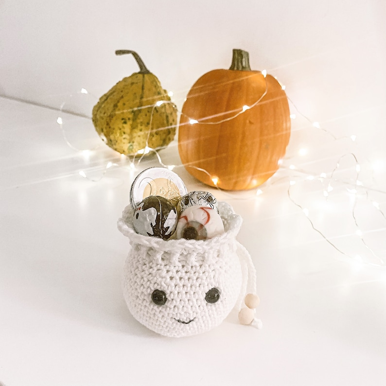 Crochet cute little gift bags for Halloween. Fill them with candy, money, a piece of jewelry or any other small gift for someone you want to surprise. Or why not make one for yourself? Halloween giftbags, trick-or-treat, handmade gift. Animo design
