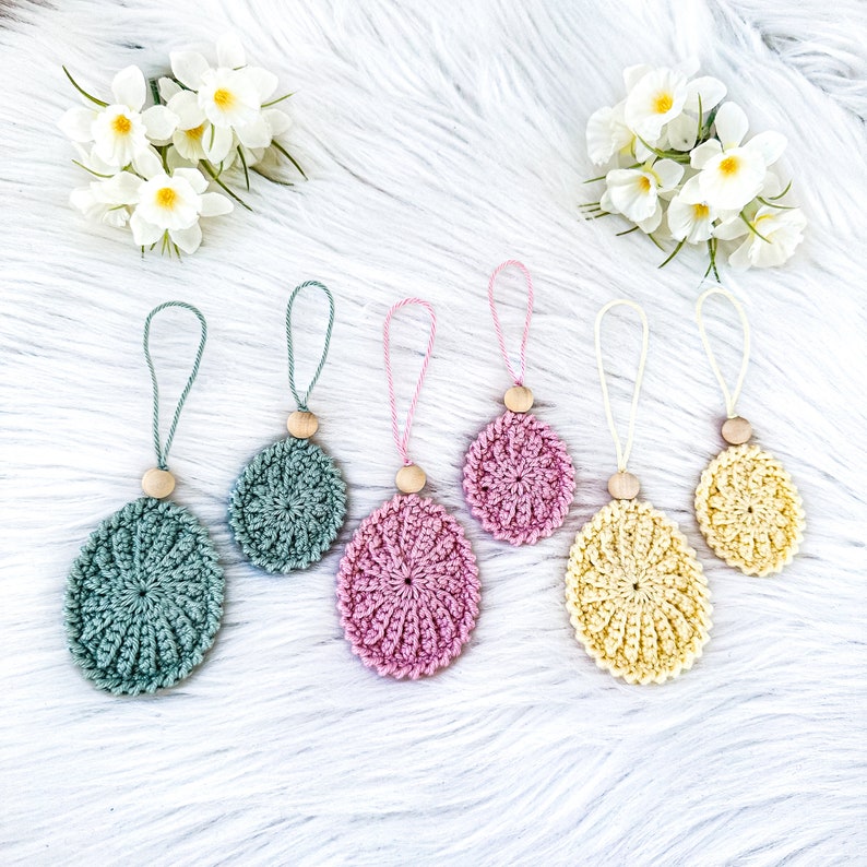 Crochet beautiful egg decorations in two sizes! Use them to decorate your Easter tree, Easter eggs, Easter table settings, windows, or why not hang them on a bottle? Crochet eggs, Ester decor, virkade påskägg, påskris. Animo design