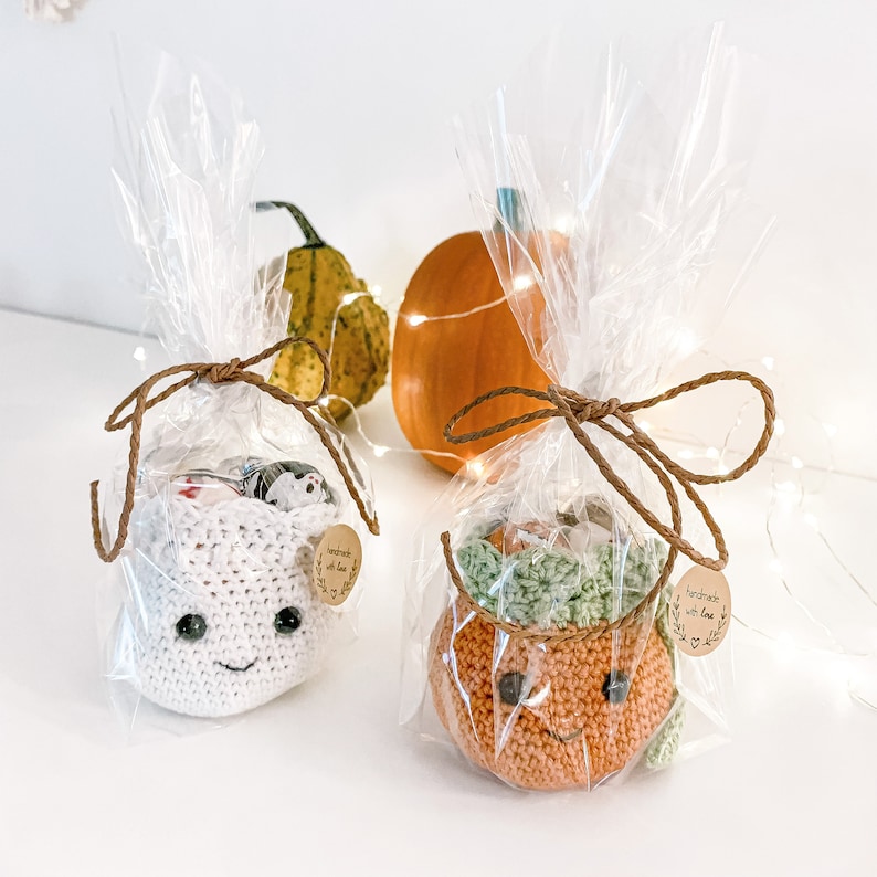 Crochet cute little gift bags for Halloween. Fill them with candy, money, a piece of jewelry or any other small gift for someone you want to surprise. Or why not make one for yourself? Halloween giftbags, trick-or-treat, handmade gift. Animo design