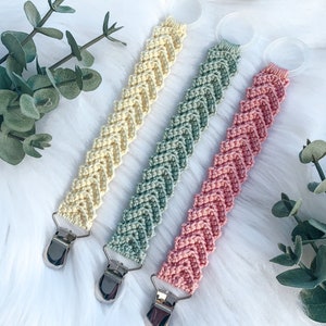 Crochet pacifier clip Freja, pacifier holder, virkad napphållare/nappband, dummy clip, o-ring, binky holder. Perfect handmade gift for new parents. Babyshower gift. Quick easy crochet pattern. Fast crochet project. Herringbone pattern. Animo design