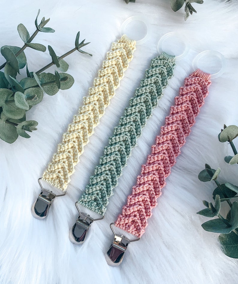 Crochet pacifier clip Freja, pacifier holder, virkad napphållare/nappband, dummy clip, o-ring, binky holder. Perfect handmade gift for new parents. Babyshower gift. Quick easy crochet pattern. Fast crochet project. Herringbone pattern. Animo design