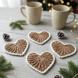 Frejdis heart coasters are beautiful, timeless, and the perfect handmade gift for someone you love. Crochet them in warm gingerbread tones for Christmas – or in soft pink and red for Valentine´s Day. A handmade detail that brings a touch of love to your table all year round! ♡ Tea, coffie, warm chocolate, christmas vibes, christmas gift ideas, gift for her, gift for him
Crochet heart mugrugs. The perfect and quick handmade valentine gift.  Heart, elegant, classic, simple design. Animo design