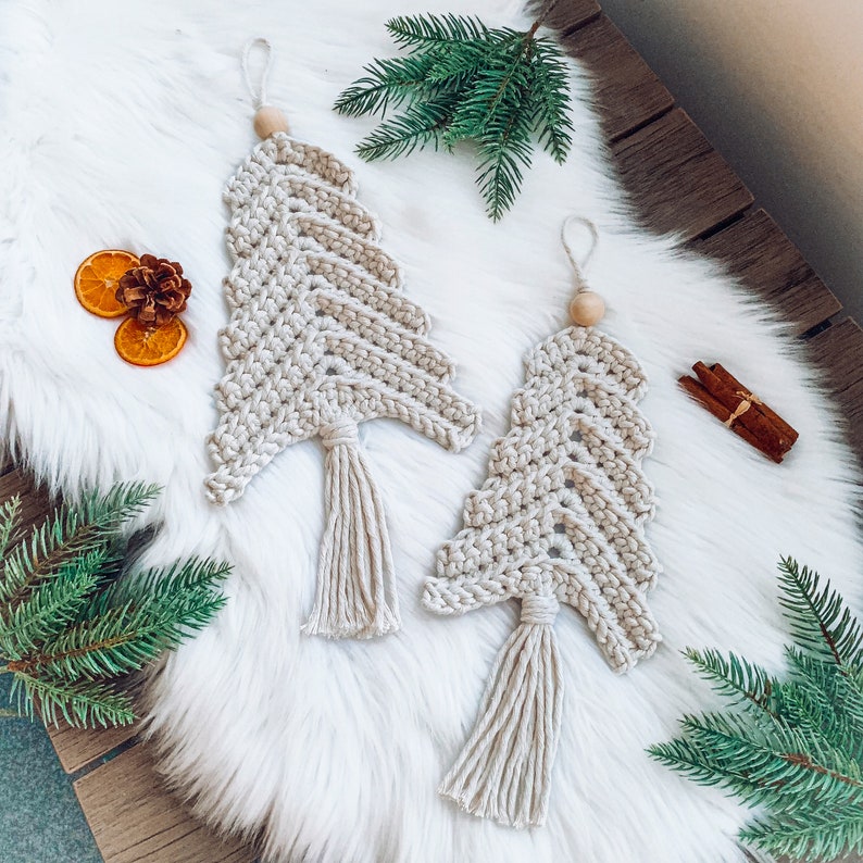 Change the cotton yarn to makramé rope and make wall hangings instead. The perfect and quick handmade gift. Crochet Christmas tree ornaments in two different sizes, Christmas decor. Virkade julgranar, julgranshängen. Animo design