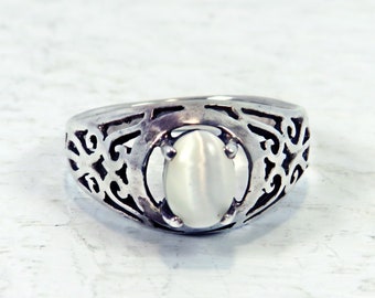 Vintage Sterling Silver Size 7 Ring with White Cat's Eye Chrysoberyl Stone and Filigree Shank / Boho Style Ring / Vintage Silver Jewelry