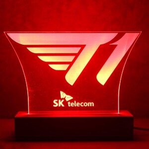T1 League of Legend – RGB 7 Farben – Nachtlicht T1 sk telecom – Holzlichtsockel – Schreibtischlampe – Nachttischlampe – Spielzimmer