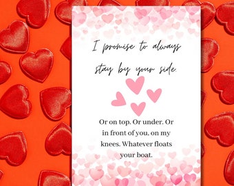 以下が含まれることがあります： 「I promise to always stay by your side.」のテキストが書かれたバレンタインデーカード。赤いハート型の装飾が赤い背景に散りばめられています。カードには「Or on top. Or under. Or in front of you, on my knees. Whatever floats your boat.」のテキストも含まれています。