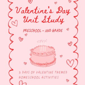 Może przedstawiać: Różowa okładka do tematycznego badania walentynkowego z czerwonym tekstem i ozdobną obwódką. Tekst brzmi "Valentine's Day Unit Study" i "Preschool - 2nd Grade". Ilustracja ciasta znajduje się na środku, a tekst na dole brzmi "3 Days of Valentine Themed Homeschool Activities."