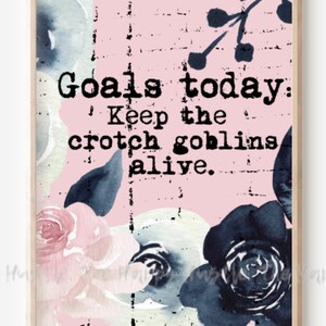 Op de afbeelding: Een roze achtergrond met een zwart-wit bloemenontwerp en de tekst "Goals today: Keep the crotch goblins alive."