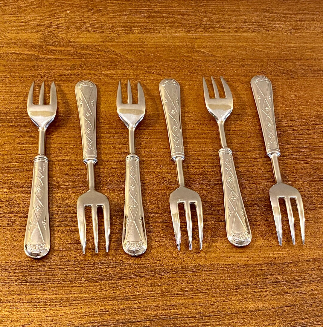 ANTIQUE VINTAGE COLLECTIBLE FORK 6.5