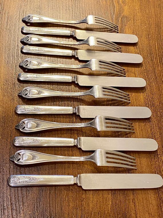 1847 Rogers Bros 1911 Old Colony Pattern Silverware / 12 Piece Set